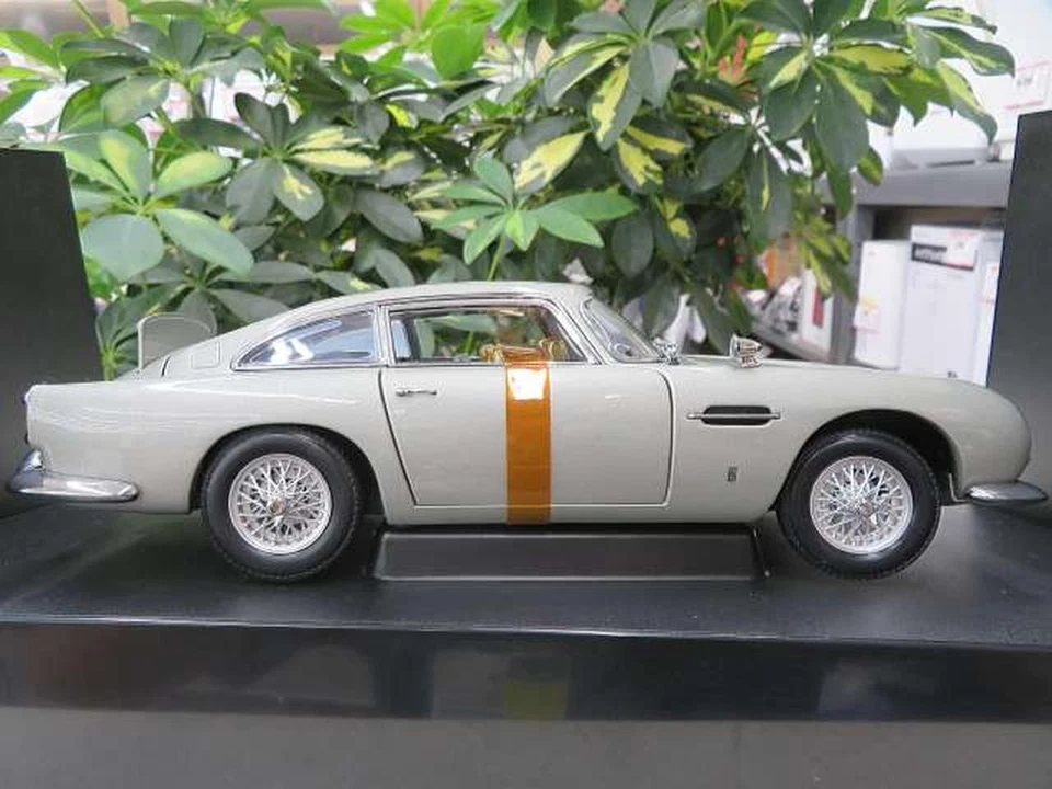 AUTOART James Bond 007 Goldfinger Aston Martin DB5 1/18 Scale Diecast Model Car - Image 3 of 4