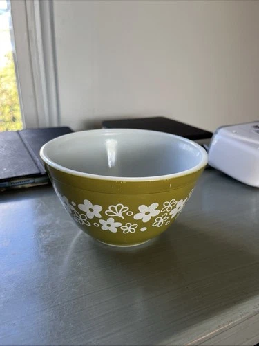 Pyrex 401 1 1/2 Cup Spring Blossom Daisies Green