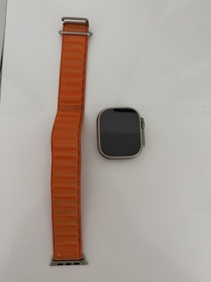 Apple Watch Ultra 49mm Titangehäuse mit Orange Alpine Loop Armband 