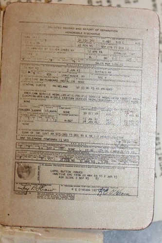 Insignia grande de alivio de guerra británica de la Segunda Guerra Mundial, estampada de fabricante, pasador posterior con documentos relacionados - Imagen 7 de 12