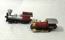 LOT OF 2 PLASTIC TOY TRAIN ENGINES / WESTERN 4" LONG AND C & C RAILWAYS 5" LONG