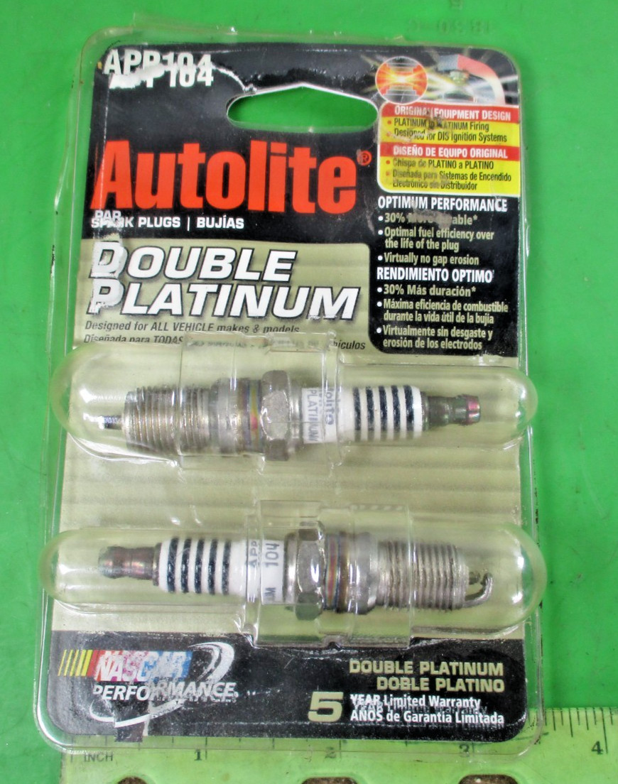 Autolite  APP104 Platinum Spark Plugs NOS  2 Count Replace 41-810 41-913 41-931