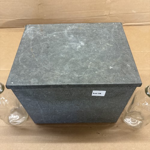 Caja de entrega de leche galvanizada aislada Abbotts de colección con 2 botellas de leche Abbott - Imagen 3 de 16