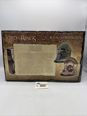 洋書 Lord of the Rings Book and Bookends Gift Lord of the Rings Book and Bookends Weta - Gandolf & Bilbo Bag End
