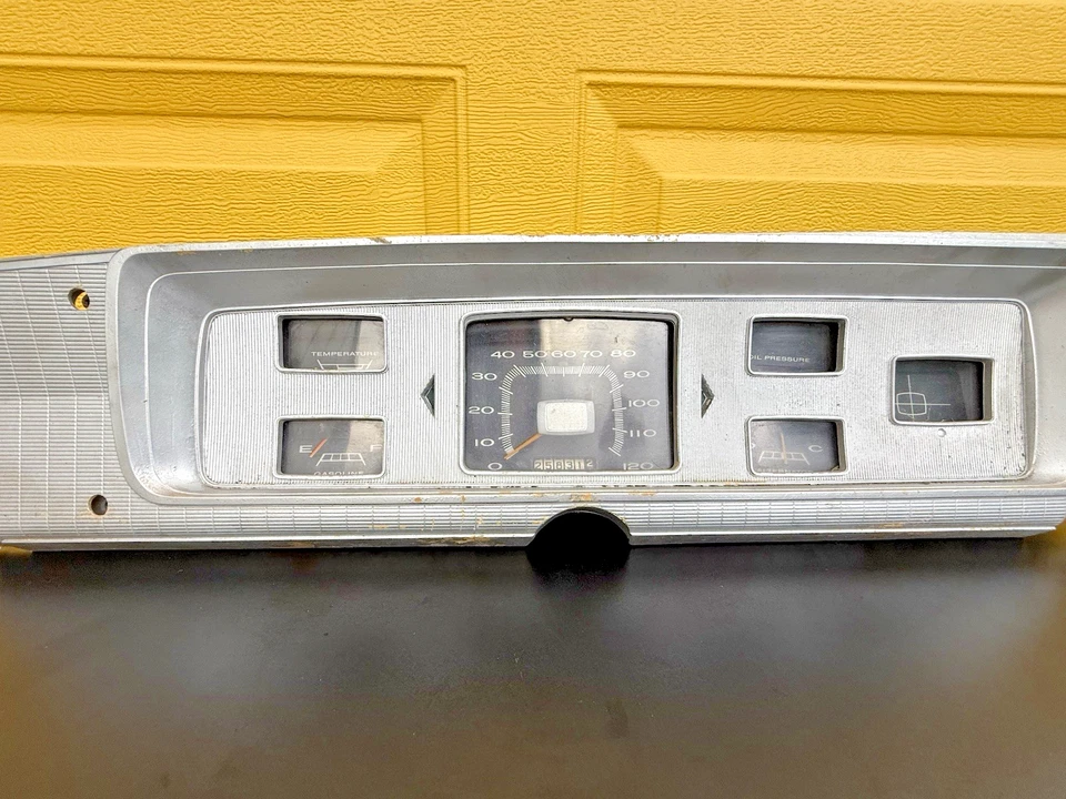 Plymouth Belvedere 1965 calibre racimo y bisel OEM Foto 4 de 4