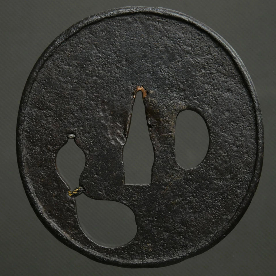 Maru-gata, ji-sukashi: hyōtan; uchikaeshi-mimi (botón: Myōchin-kei) T774203 Foto 4 de 4