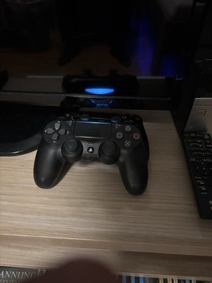 PS4 Pro Und 2 Controller