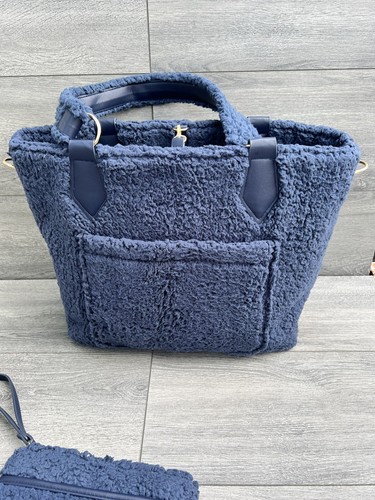 G.I.L.I. Reversible Sherpa Tote with Sherpa Pouch blue color B000115 - Picture 6 of 12