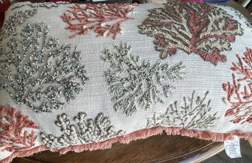 Almohada bordada con cuentas coral marino gris melocotón crema océano Foto 3 de 4