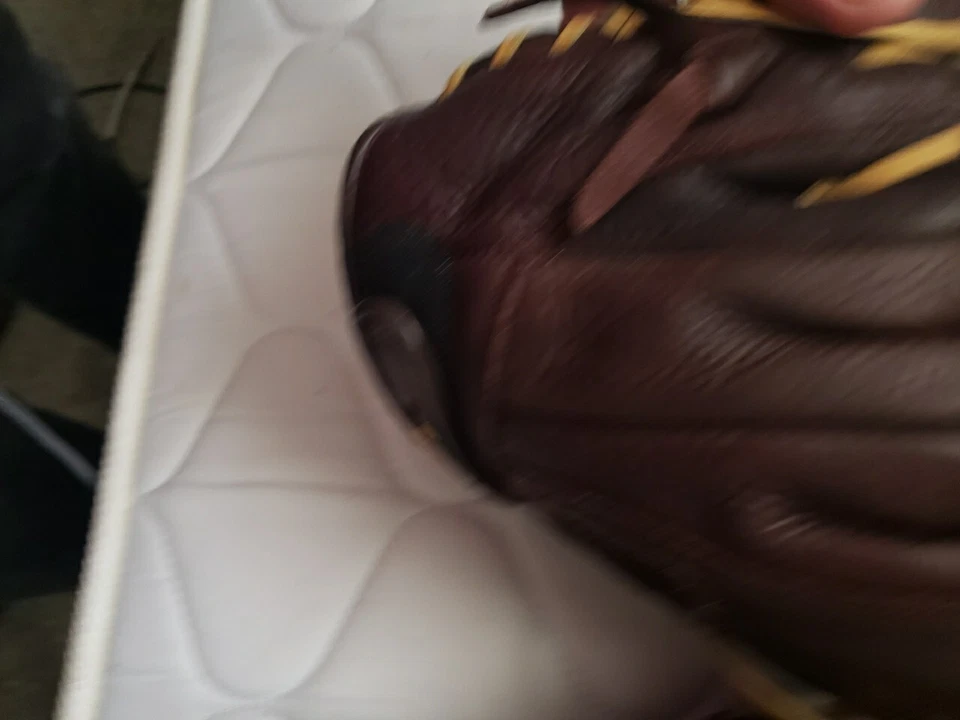 Juego de 2 guantes de béisbol Mizuno.  Talla A 8 y 12 Apenas Usado Maravilloso Estado Foto 3 de 4