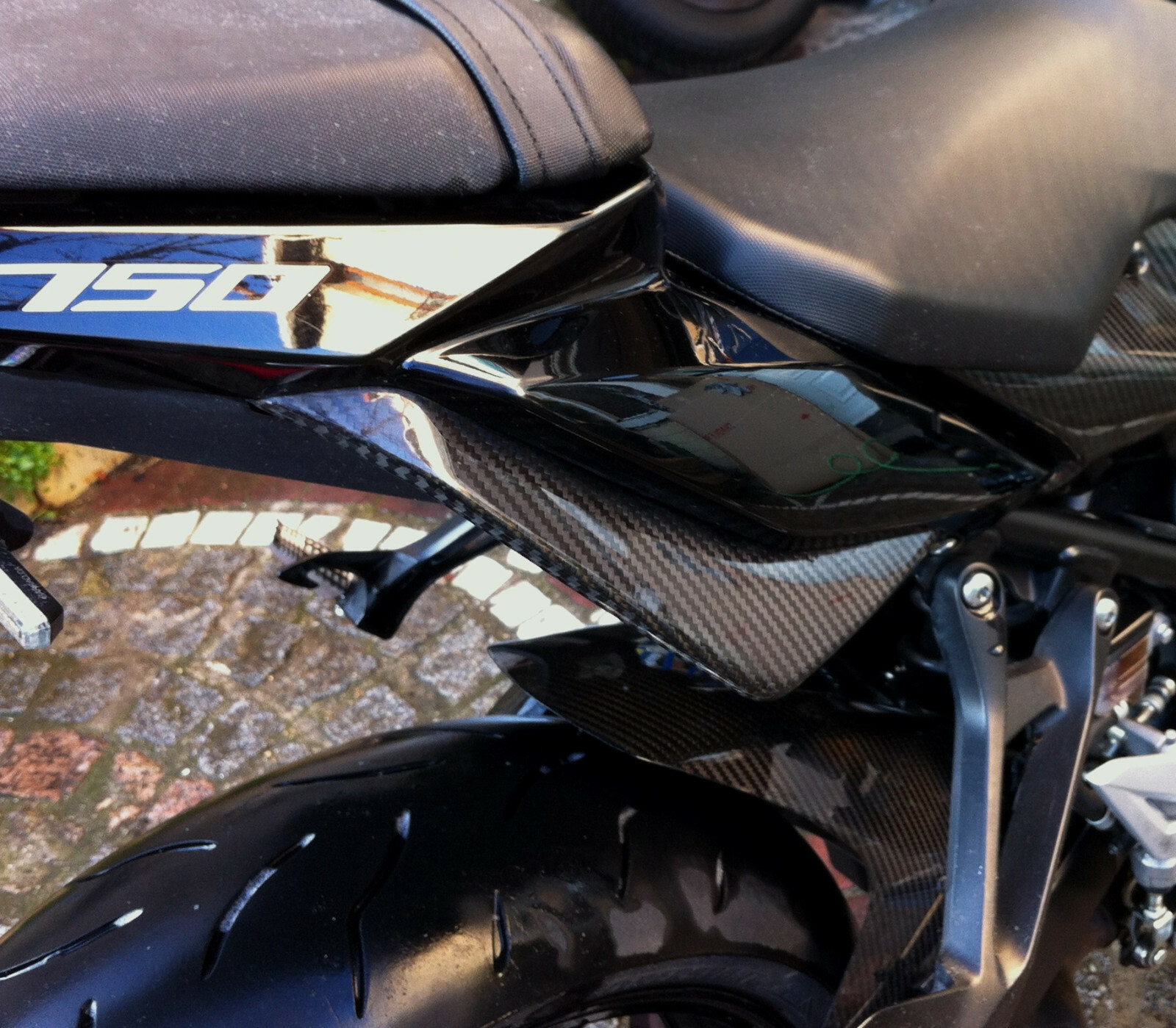 Flancs de coque arrière Suzuki GSR 750 carbone brillant pour balades et roadtrips