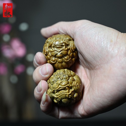 Un par de llaveros Netsuke de sándalo verde tallado a mano de 4*4*4 cm: balonmano Xiupi - Imagen 3 de 4