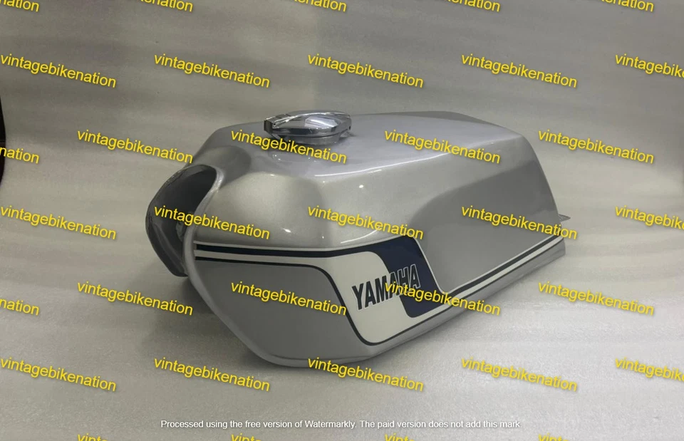 Tanque de gasolina Yamaha RD250 RD400 de acero pintado plateado 1976-1977 con tapa Foto 4 de 4