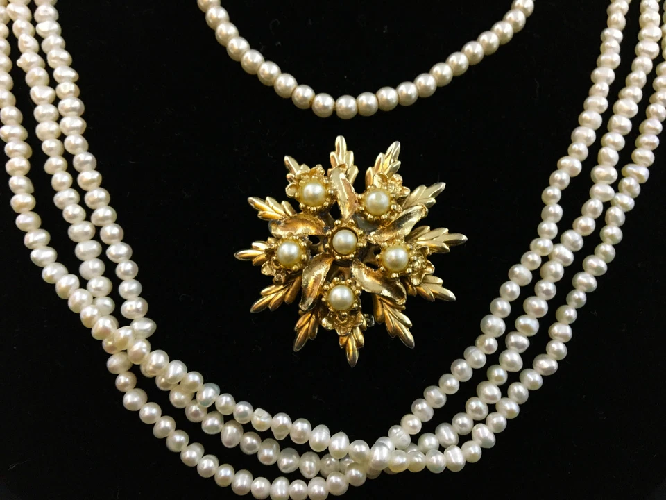 Lote de 3 prendedores collar pulsera y broche vintage de perlas de imitación tono dorado de 3 hilos Foto 4 de 4
