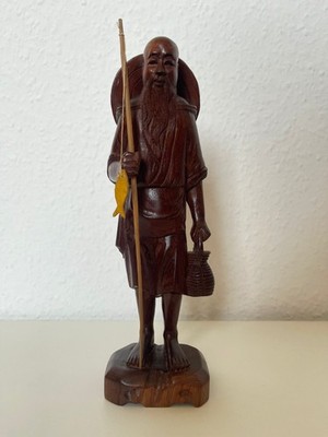 antike Holzfigur eines asiatischen Fischers; hangeschnitzt aus Vietnam