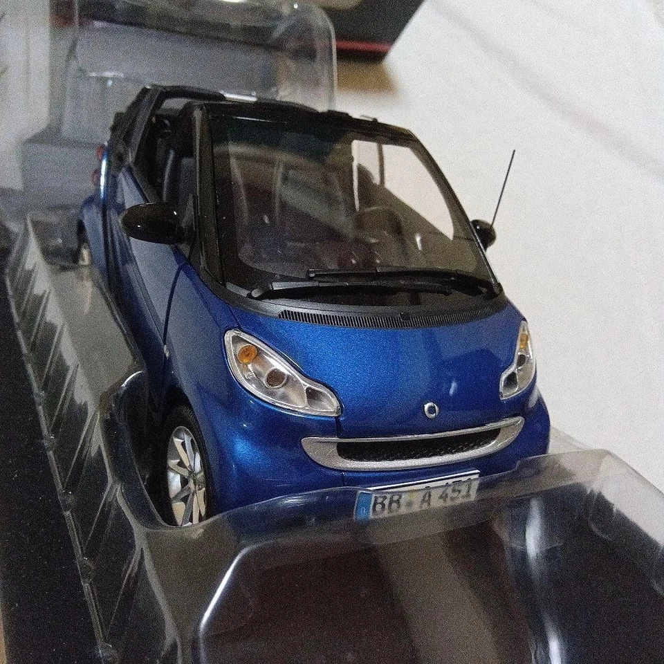 MINICHAMPS 1/18 Smart Fortwo Cabrio 2007 Blue/Black Diecast Model Car Collector - Image 2 of 4