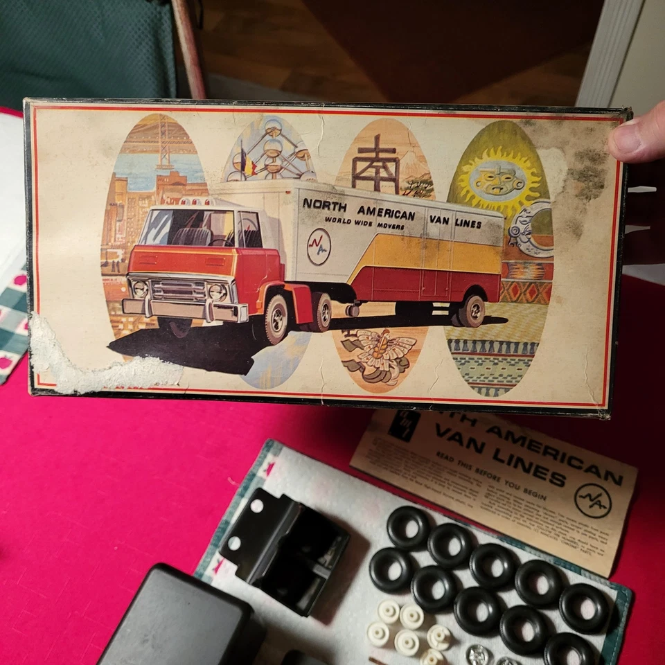 AMT 1967 North American Van Lines Tractor Trailer Model Kit Unbuilt Open Box - Image 2 of 4