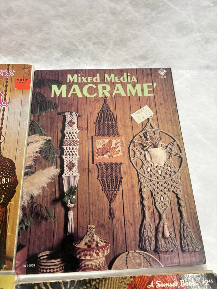 Lotto 4 libri vintage modello macramè anni 70 istruzioni artigianali guide vacanze - Immagine 3 di 4