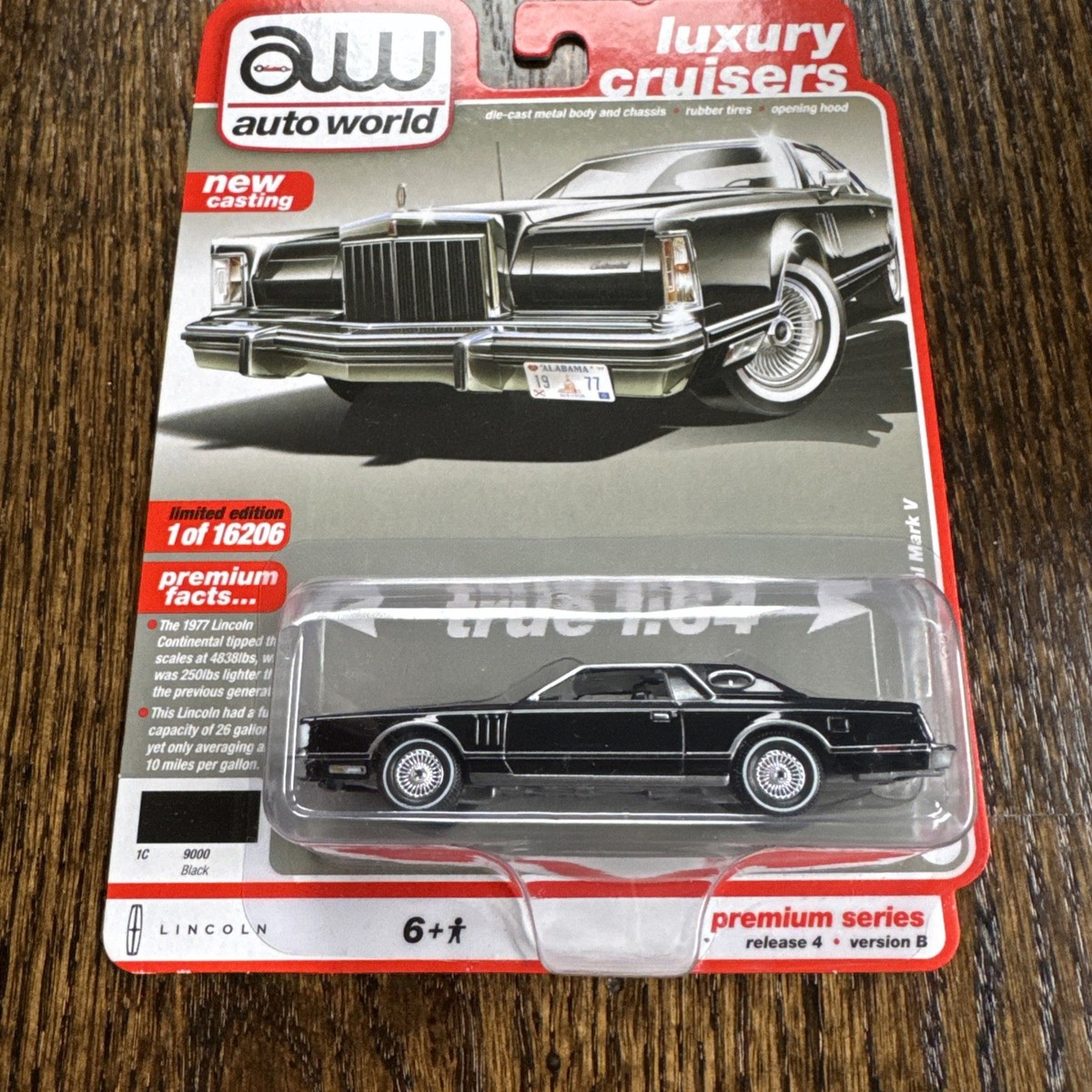 1/64 AUTO WORLD LUXURY CRUISERS 1977 LINCOLN CONTINENTAL MARK V