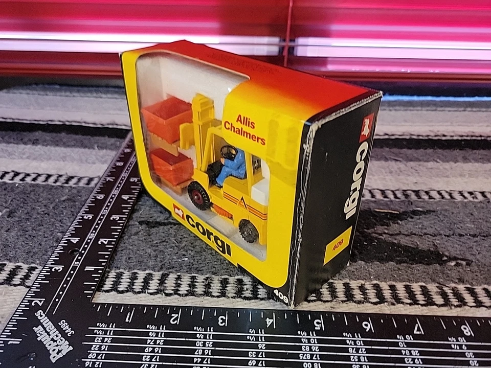 Allis Chalmers Lift Truck 1/32 Diecast Forklift Replica Collectible By Corgi - Image 4 of 4