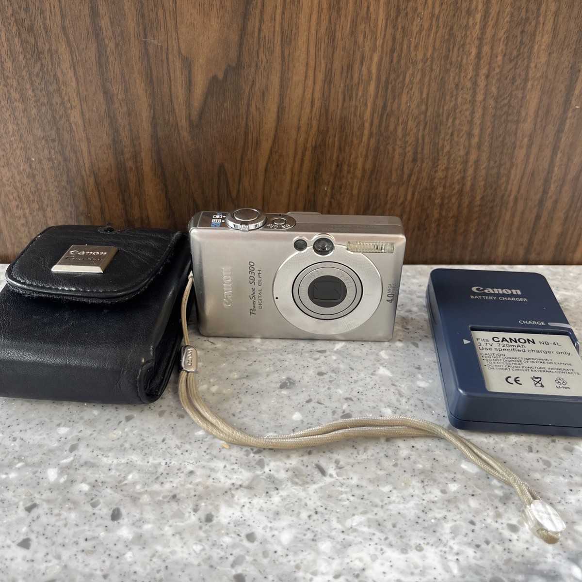 Canon IXUS 40 / PowerShot Digital ELPH SD300 4.0MP Digital