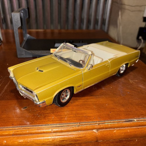 Maisto 31884 Maisto 1:18 Scale 1965 Pontiac GTO Hurst Edition Diecast Vehicle - - Picture 7 of 10