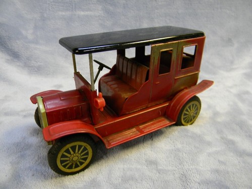 1/16 SCALE VINTAGE BANDIA 1915 FORD MODEL "T" JAPANESE TIN RED FRICTION CAR - Picture 2 of 11