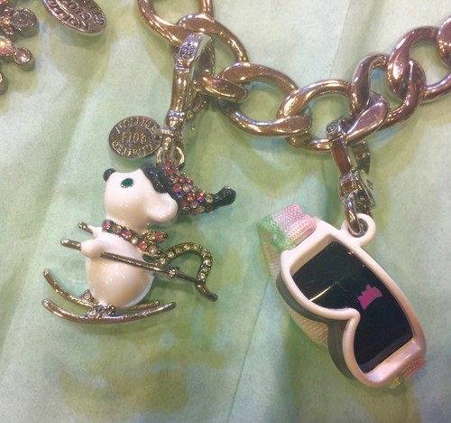 JUICY COUTURE SKIING CHARM BRACELET W/ 5 REMOVABLE CHARMS - Picture 5 of 6