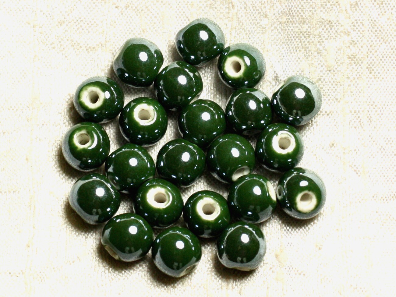 Perles céramique 10mm vert sapin pour personnaliser vos ateliers de bijoux bohèmes chic