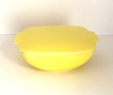 PYREX Hostess Casserole Dish With Lid Square 515B-015  1.5 Quart YELLOW Vintage