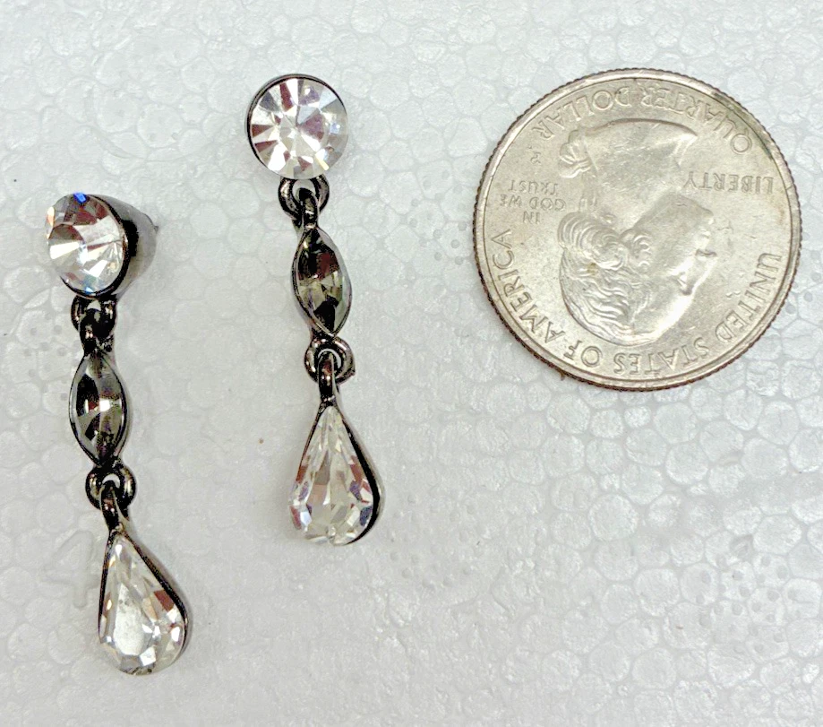 Brincos pendurados perfurados Givenchy vidro facetado cristal strass lágrima L18 - Imagem 3 de 3