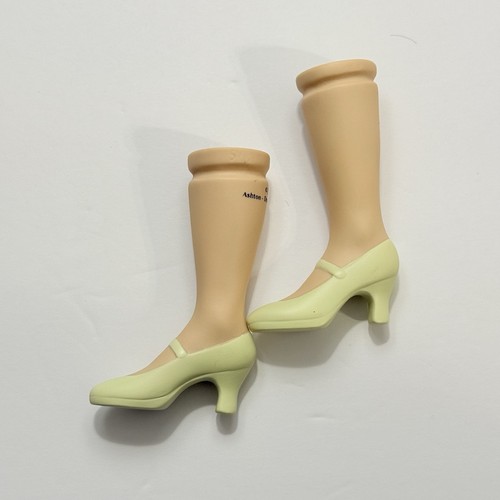 VTG DOLL Legs Replacement Parts Porcelain For 19” Dolls Sculpted Yellow Heels € - Picture 2 of 10