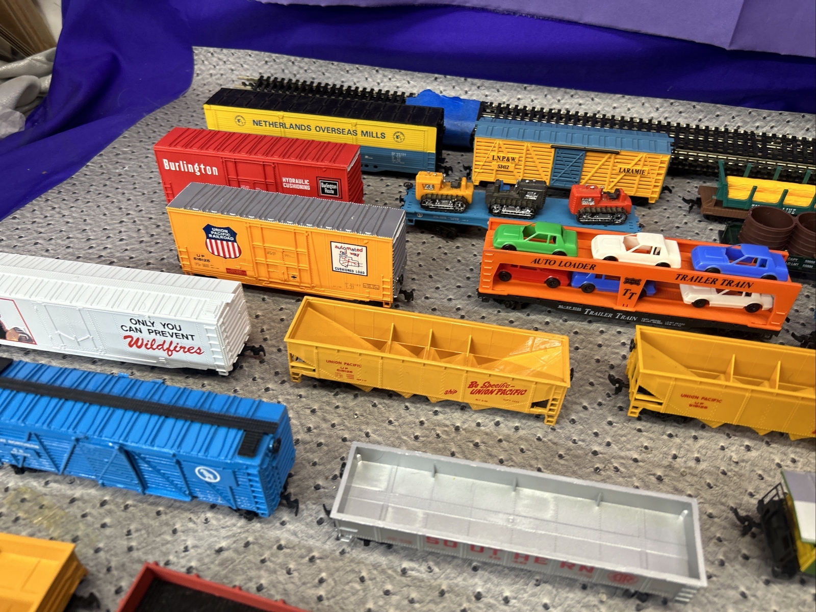 Vintage HO Scale Train Accessories Lot Cars, Engines, Track BACHMANN
