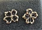 VINTAGE AVON GOLD SILVER TONE FLORAL DOGWOOD EARRINGS Post Pierced Small — photo 1