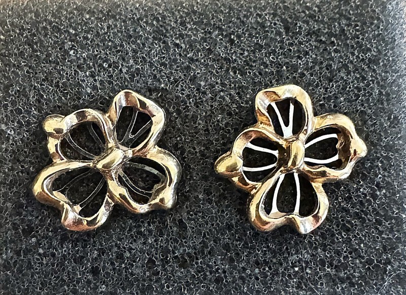 VINTAGE AVON GOLD SILVER TONE FLORAL DOGWOOD EARRINGS Post Pierced Small