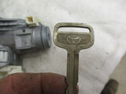 2006-2012 TOYOTA YARIS IGNITION SWITCH CYLINDER LOCK WITH 1 OEM METAL KEY - Picture 2 of 7