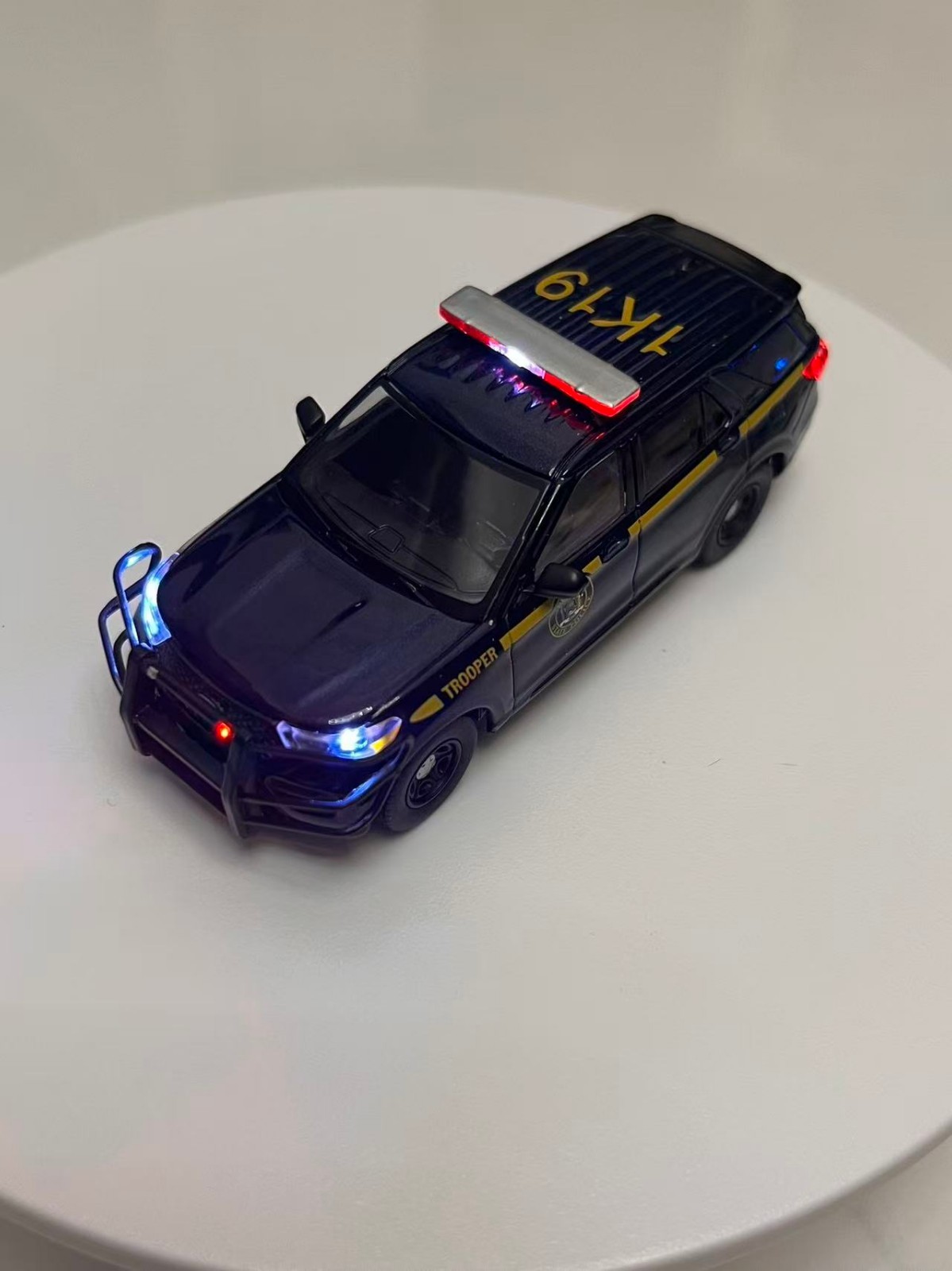 596 1: 64 Explorer New York State Police Diecast Collect Car WITH LED LIGHTS