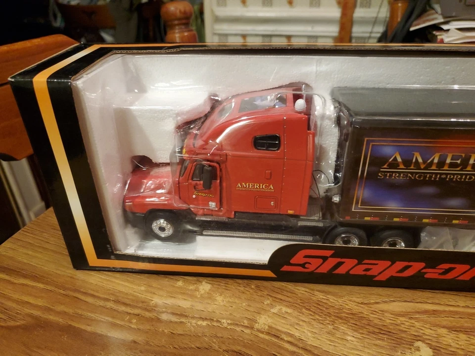 Snap-On Crown Premiums 1:43 Die-Cast Freightliner Replica Bank - America - Image 2 of 4