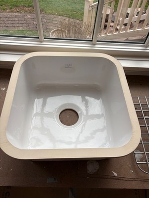 Franke Cisterna Fireclay 17.5'' Undermount Sink CCK110-15WH with Grid Bottom