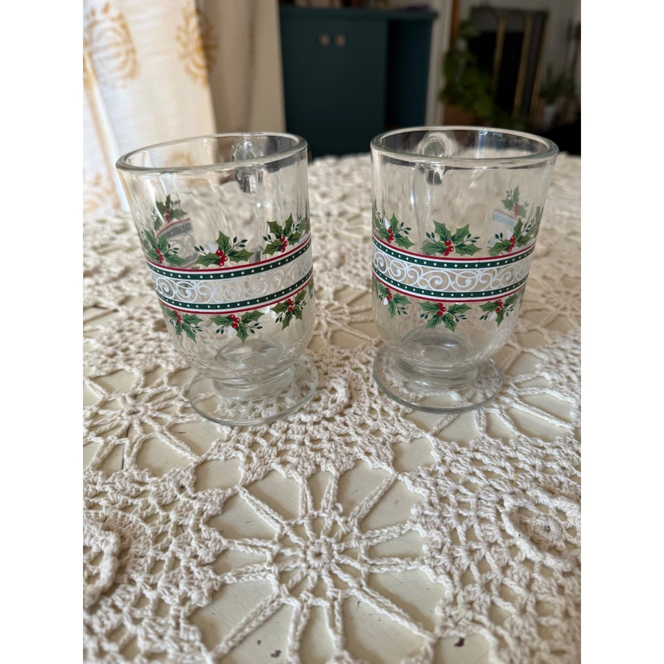 Набор из 2 винтажных рождественских стеклянных кружек на ножках Holly праздничная посуда - Изображение 2 из 4