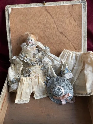 poupée ancienne porcelaine mignonnette et trousseau - Photo 1/4