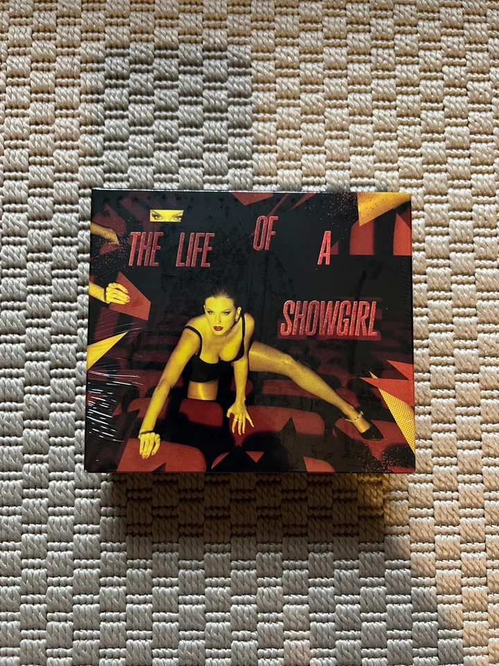 The Life of a Showgirl: It’s Frightening Edition – Anhänger [Deluxe CD] - Bild 2 von 3
