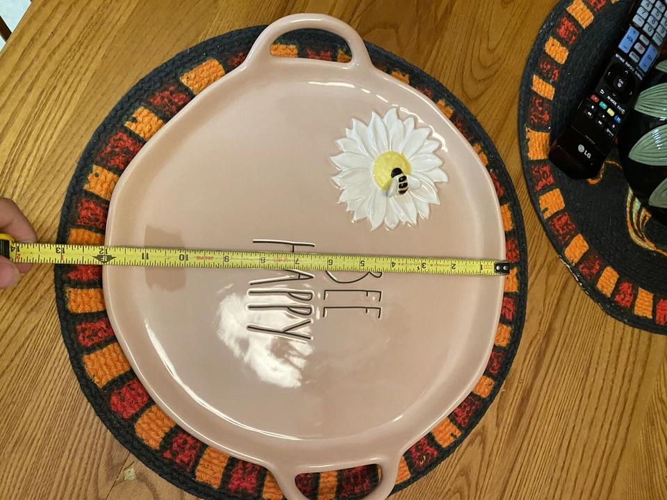 Rae Dunn BEE HAPPYY Plato Bandeja para Servir Redondo Rosa Cerámica Reina Margarita Amarillo Foto 4 de 4