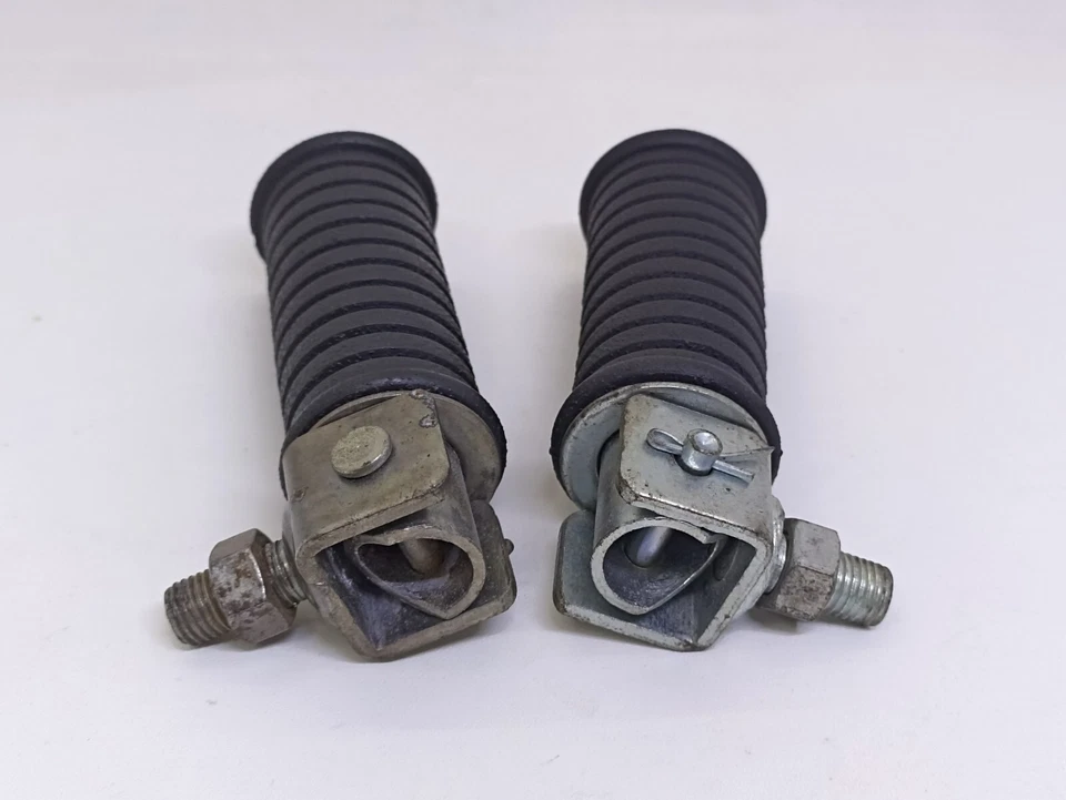 PAR DE APOIO PARA OS PÉS TRASEIRO SUZUKI TS100 A100 GT185 TS185 RV90 TS250 GT250 ASSY - Imagem 4 de 4