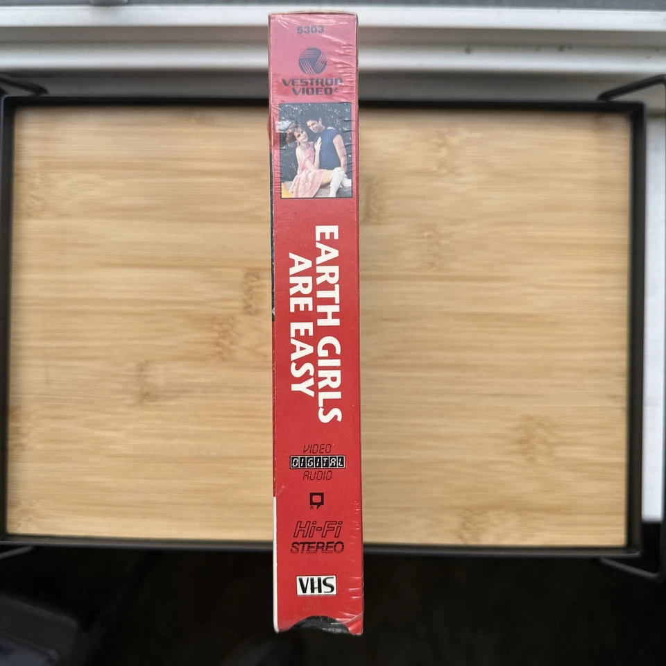 Earth Girls Are Easy VHS 1995  Watermarks Vestron Jeff Goldblum Jim Carey Comedy - Image 3 of 4