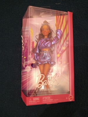 Barbie Deluxe Style im blauen Metallic Outfit, Puppe