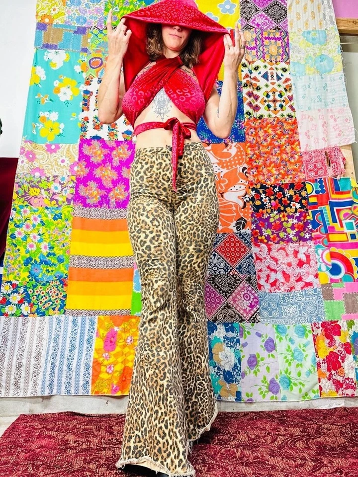 Conjunto de Top Cruzado y Capucha Ravewear Reciclado Hecho a Mano Terciopelo Rojo OSFM Crop Top Festiva Foto 3 de 4