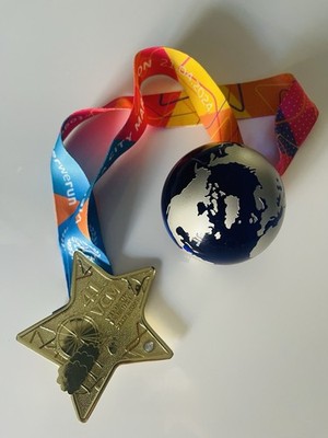 Inspirierend    Wien Marathon; sternförmige Medaille | Goldton Diamantdetail