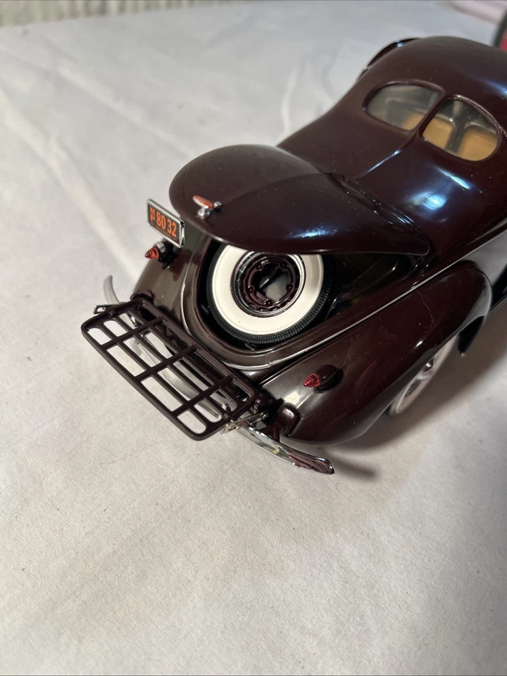 1937 Lincoln Zephyr Brown Diecast Precision 100 ERTL - Imagem 3 de 4