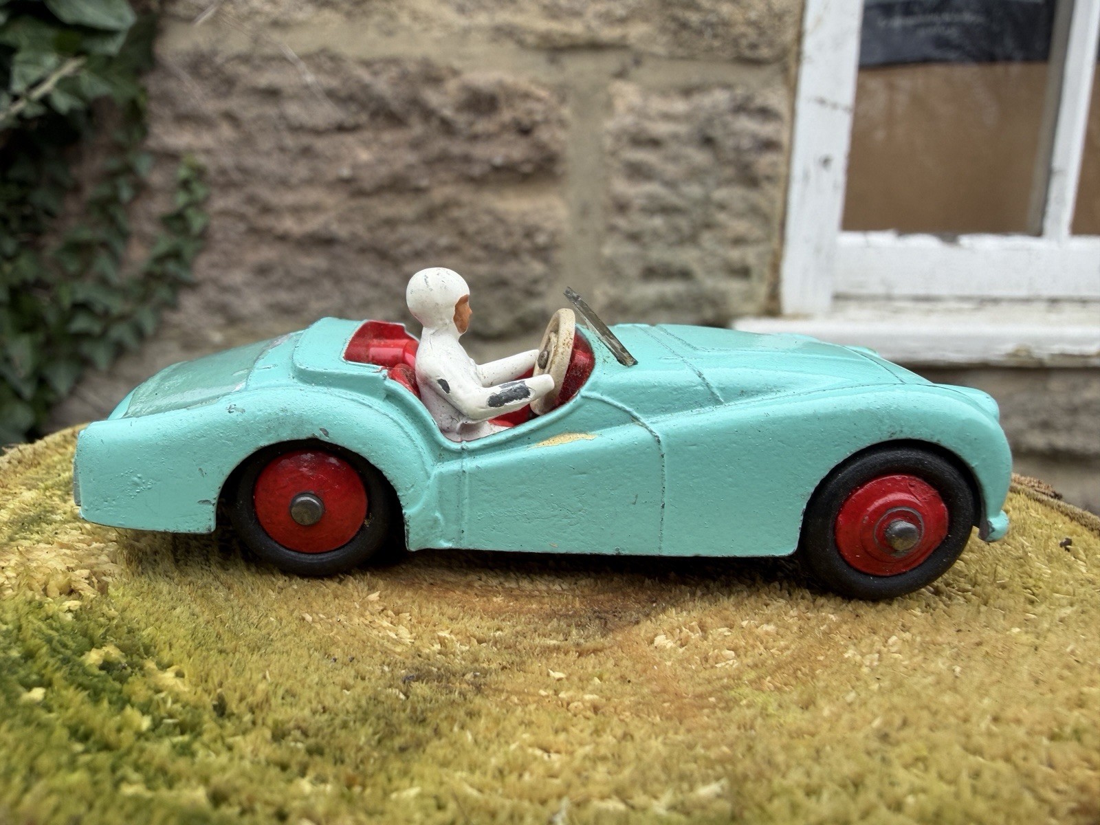 Voiture Miniature DINKY TOYS Triumph TR2 Rose - Référence 111, Modèle Collector Vintage